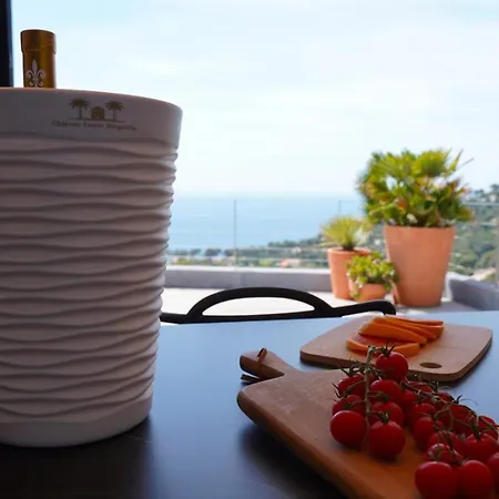 Contemporary With Sea View In Hébergement de vacances *