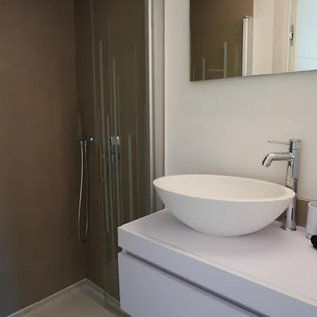 Contemporary With Sea View In Hébergement de vacances