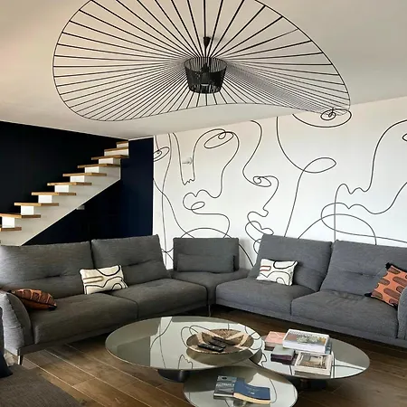 Contemporary With Sea View In Hébergement de vacances *