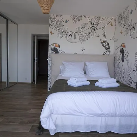 Contemporary With Sea View In Hébergement de vacances *