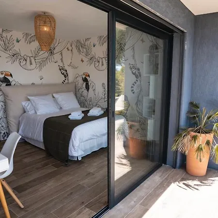 Hébergement de vacances Contemporary With Sea View In *