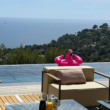 Contemporary With Sea View In Hébergement de vacances *