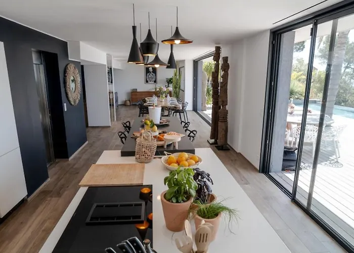 Contemporary With Sea View In Feriehus Hyères