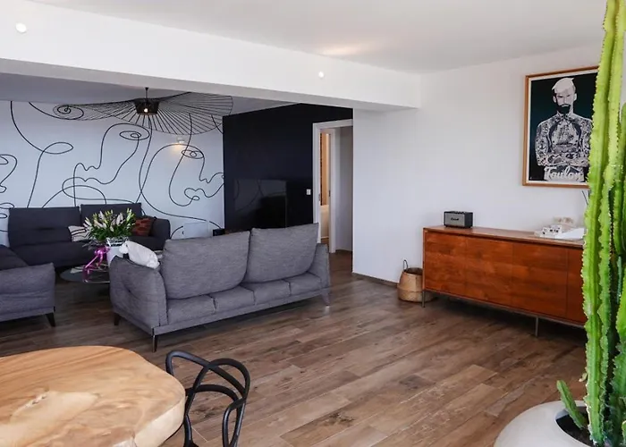 Contemporary With Sea View In