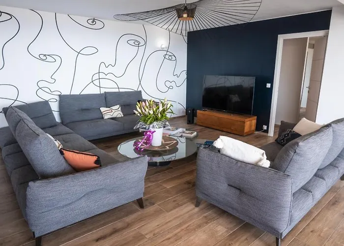 Contemporary With Sea View In Feriehus *