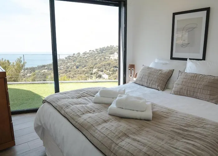 Contemporary With Sea View In Сasa de vacaciones Hyères