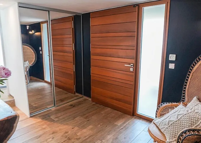 Contemporary With Sea View In Сasa de vacaciones Hyères